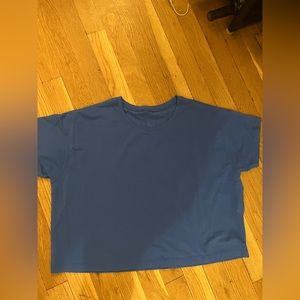 Cropped lulu lemon tee shirt